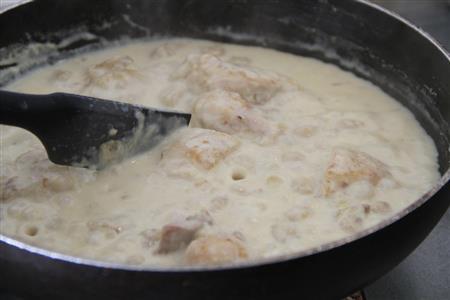 鶏肉とひよこ豆のカレー風味グラタン（作り方２）＿＿肉の色が変わったらひよこ豆を入れ、カレー粉、小麦粉を振り入れてなじませる。牛乳とコンソメを加えて煮込む。