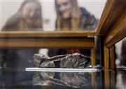 炭化した古代パピルス紙の巻物を眺める来館者＝２０１５年１月２０日、イタリアのナポリ国立図書館（ＡＰ）