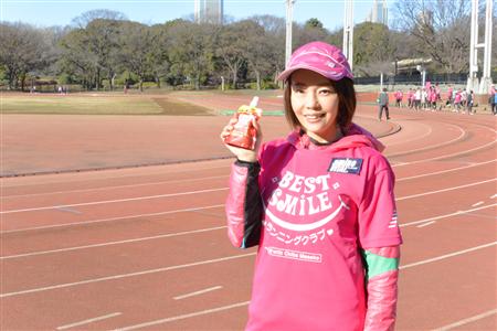 引退後もランニングクラブなどで指導に当たる千葉真子さん。握りやすいボトル型のパッケージも「アミノバイタル パーフェクトエネルギー」の特長＝東京都渋谷区の織田フィールド