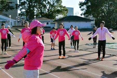 引退後もランニングクラブなどで指導に当たる元マラソン選手の千葉真子さん＝東京都渋谷区の織田フィールド