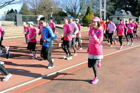 引退後もランニングクラブなどで指導に当たる元マラソン選手の千葉真子さん＝東京都渋谷区の織田フィールド