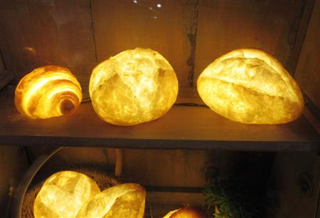 「パンプシェード」は本物のパンを使ったランプで人気に