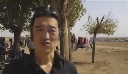 ２０１４年１０月にシリアのクルド人居住地域コバニ近郊で撮影された後藤健二さん（映像メディアのビデオから、ＡＰ）