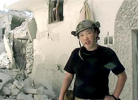 ２０１４年４月から５月にシリア・アレッポで撮影された湯川遥菜（はるな）さん（右）（動画投稿サイト「ユーチューブ」より）