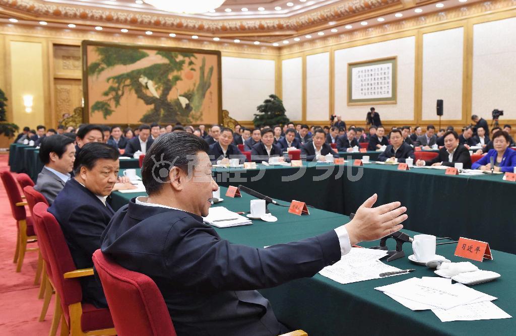 １月１２日、地方幹部の前で演説する中国の習近平国家主席（手前）。習氏は権力基盤の強化を図る一方で、大学での思想教育の強化にも乗り出した＝２０１５年、中国・首都北京市（新華社＝共同）
