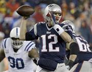 ボールに規定違反があったとされる１月１８日のアメリカン・カンファレンス決勝でパスをするペイトリオッツのＱＢトム・ブレイディ＝２０１５年、米マサチューセッツ州フォックスボロ（ＡＰ）