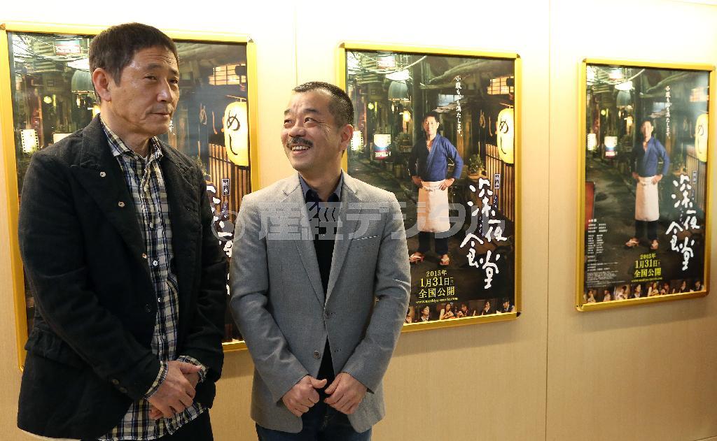 映画でも抜群のコンビネーションをみせた小林薫さん（左）と、松岡錠司監督＝２０１５年１月１３日、東京都中央区銀座（野村成次撮影）