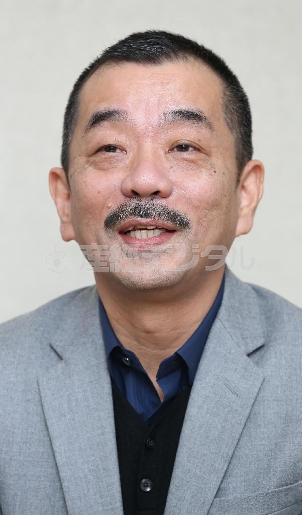 「カウンターで一人で飲むのはどうも…」と語る松岡錠司監督＝２０１５年１月１３日、東京都中央区銀座（野村成次撮影）