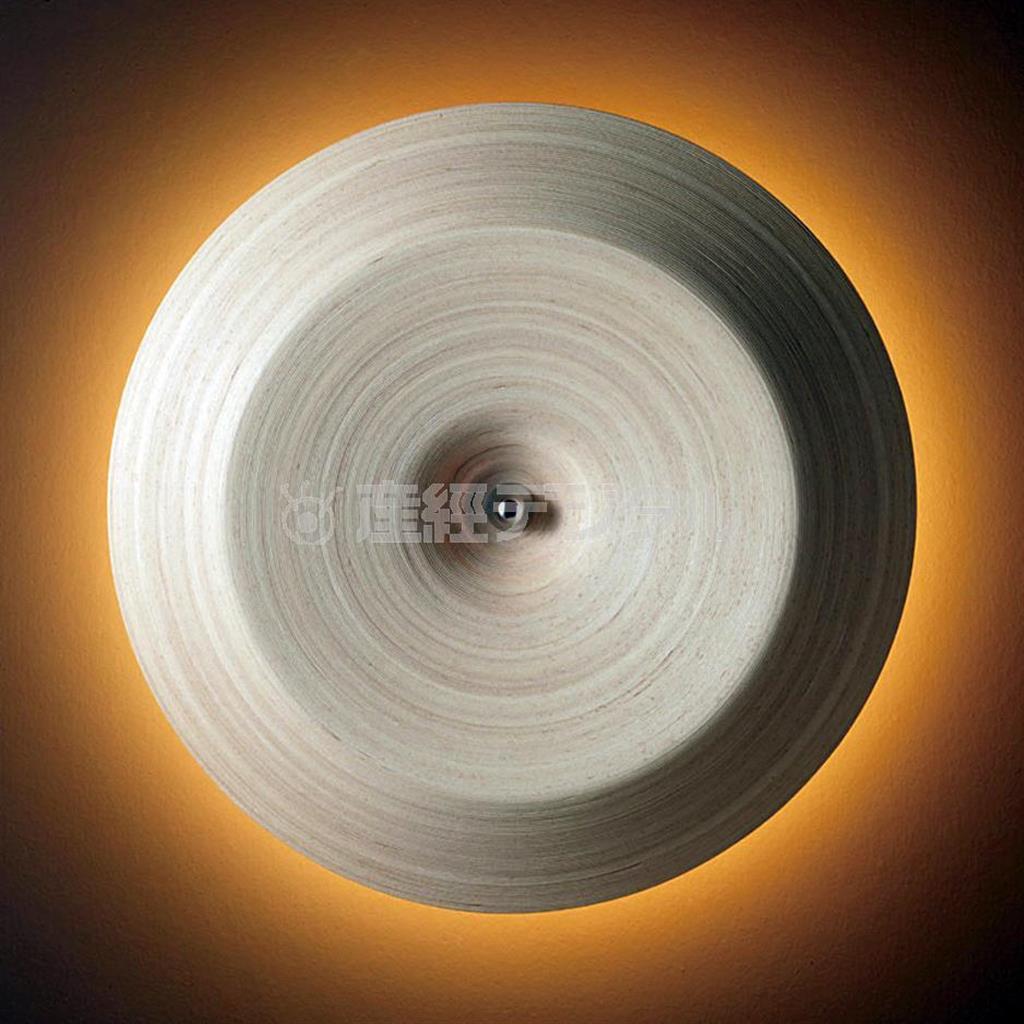 壁掛け用のウォールランプ。このシェードをアレンジしたものは京都の高級ホテルでも採用されている（ブナコ提供）