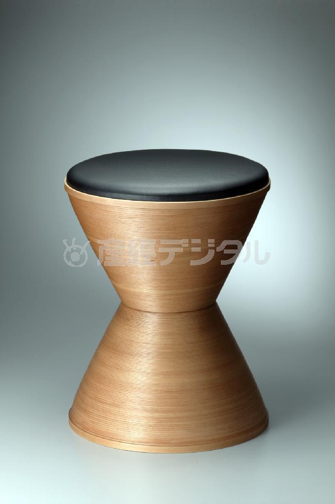 自由自在に形状を変えられるブナコならではの造形技術が生み出したスツール（ブナコ提供）