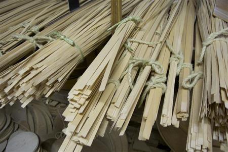 商品の原材料となるテープ状の国産ブナ材。これを芯材に巻きつけていく＝２０１４年８月２９日（提供写真）