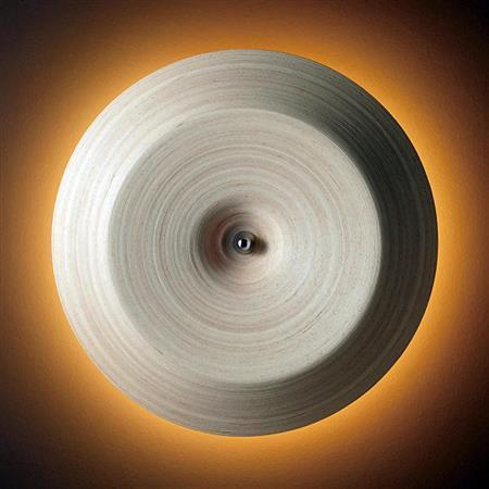 壁掛け用のウォールランプ。このシェードをアレンジしたものは京都の高級ホテルでも採用されている（ブナコ提供）