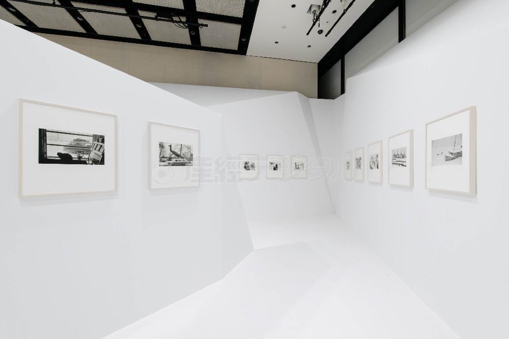 全てが白一色に覆われた展覧会場。アラスカの大地を旅し、真実と向き合った孤高の精神が立ち上る（小原泰広さん撮影、シャネル提供）