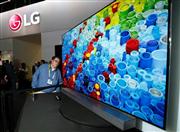 米ラスベガスの展示会でＬＧ電子が披露した大画面有機ＥＬテレビ。ＪＯＬＥＤは中型パネルを量産化する＝６日（ＡＰ）