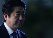 厳しい表情で首相官邸に入る安倍晋三（しんぞう）首相＝２０１５年１月２３日、東京都千代田区永田町（ロイター）