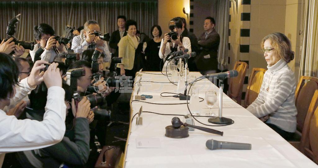 後藤健二さんの解放を訴えるため、記者会見に臨む母親の石堂順子さん（右端）＝２０１５年１月２３日午前、東京都千代田区有楽町の日本外国特派員協会（共同）