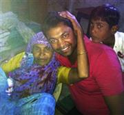 グーグルマップを頼りに、生き別れとなった母親、ファティマ・ムンシさん（左）と再会を果たしたサルー・ブライアリーさん（中央）。奇跡の実話は映画化される＝２０１２年２月１５日、インド・マディヤ・プラデーシュ州カンドワ（ＡＰ）