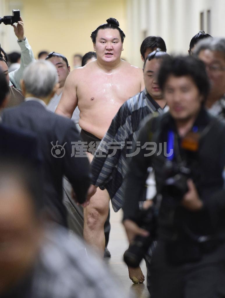 単独史上最多の３３度目の優勝を決め、報道陣に囲まれて支度部屋に向かう白鵬。大記録の感想は「千秋楽にならないと分からない」と答えた＝２０１５年１月２３日、東京都墨田区・両国国技館（共同）