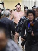 単独史上最多の３３度目の優勝を決め、報道陣に囲まれて支度部屋に向かう白鵬。大記録の感想は「千秋楽にならないと分からない」と答えた＝２０１５年１月２３日、東京都墨田区・両国国技館（共同）