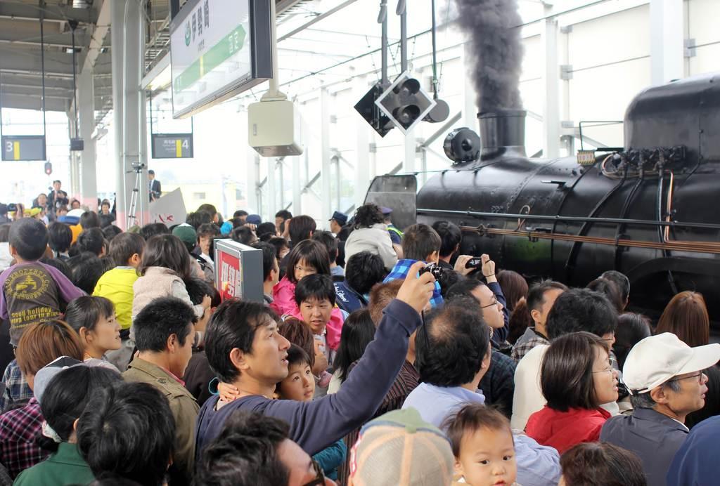 蒸気機関車（ＳＬ）を使ったイベント列車が運転されると、駅ホームはラッシュ時のような大勢の人たちであふれかえる＝平成２３年１１月、群馬県伊勢崎市