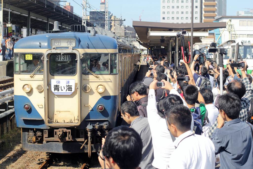 首都圏から姿を消す１１３系のラストランには約６００人のファンが詰めかけた＝平成２３年９月、東京都墨田区のＪＲ両国駅