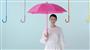 第一生命保険のＣＭで新商品を傘を使って説明する武井咲