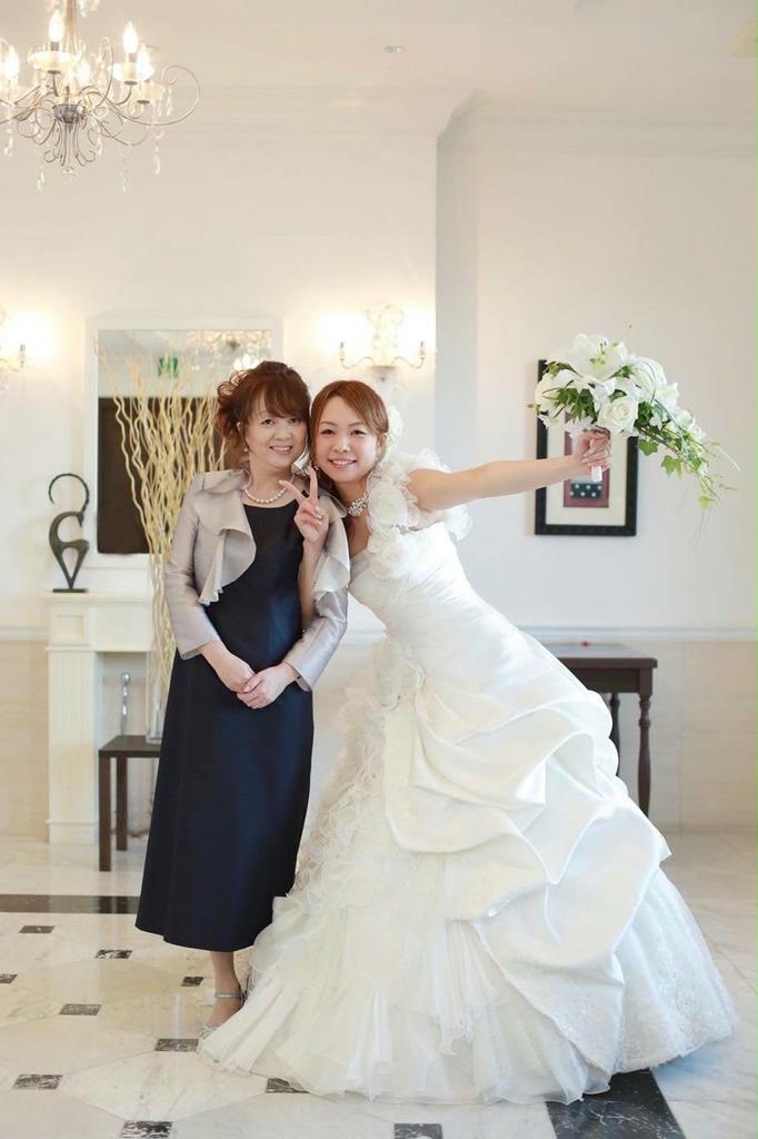 紺のドレス姿で長女の結婚式に出席した杉山みどりさん（杉山みどりさん提供）