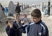シリアと国境を接するトルコの町シュリュジュに設営されたクルド人の難民キャンプで、おもちゃの銃を手にする少年。玩具であればどこの国でも目にする光景だが、勢力拡大に行き詰まったイスラム国は少年兵を育成し、本物の銃を持たせようとしている＝２０１４年１１月１３日（ＡＰ）