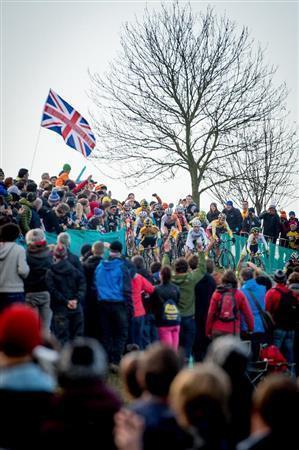 多くの観客に見守られながら迎えたシクロクロス女子のスタート＝２０１４年１１月２９日、イギリス・首都ロンドン郊外（田中苑子さん撮影）