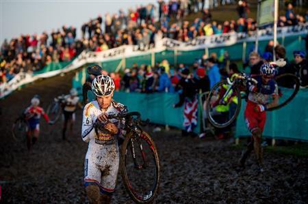 長い泥の区間で、自転車を担いで走るワールドカップリーダー（当時）のケビン・パウエル（ベルギー）＝２０１４年１１月２９日、イギリス・首都ロンドン郊外（田中苑子さん撮影）