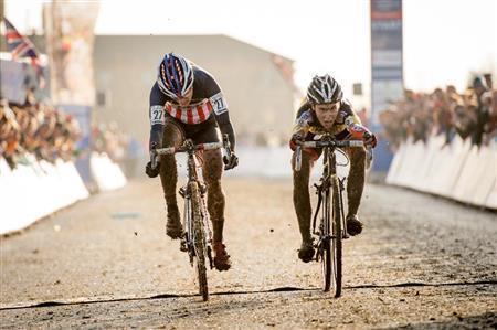 一騎打ちのゴールスプリントとなった女子のゴール。わずかな差をベルギー人のサンネ・カント（右）が制した＝２０１４年１１月下旬（田中苑子さん撮影）