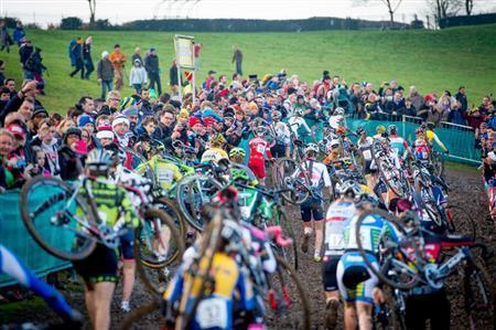 女子のスタート直後の泥区間。難しいセクションほど、多くの観客たちが集まり、声援を送る＝２０１４年１１月下旬、イギリス・首都ロンドン郊外（田中苑子さん撮影）