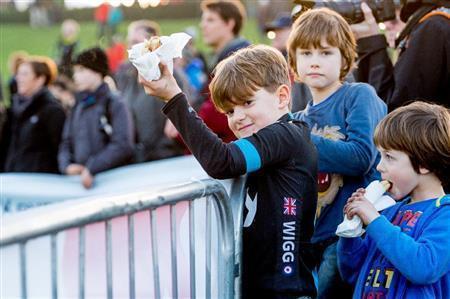 英のテレビ局が設立したロードレースチーム「スカイ」のレプリカジャージに身を包んで観戦する男の子。子供たちが競技を支える＝２０１４年１１月下旬、イギリス・首都ロンドン郊外（田中苑子さん撮影）