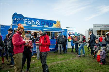 会場にはイギリス名物のフィッシュアンドチップスの屋台も登場＝２０１４年１１月下旬、イギリス・首都ロンドン郊外（田中苑子さん撮影）