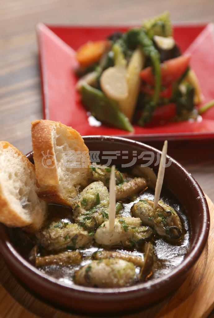 「カキのアヒージョ」（８００円）は旬のカキのジューシーで濃厚なクリーミーさが堪能できる＝２０１４年１２月９日、京都市中京区（志儀駒貴撮影）