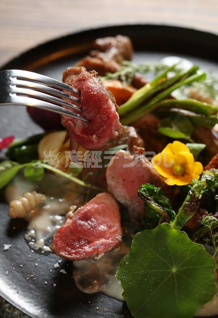 京都・亀岡の知人の猟師から直接、仕入れた高品質の肉を使った「亀岡のイノシシのロースト、ゴルゴンゾーラのソース」（２６００円）＝２０１５年７月２５日、京都市中京区（志儀駒貴撮影）