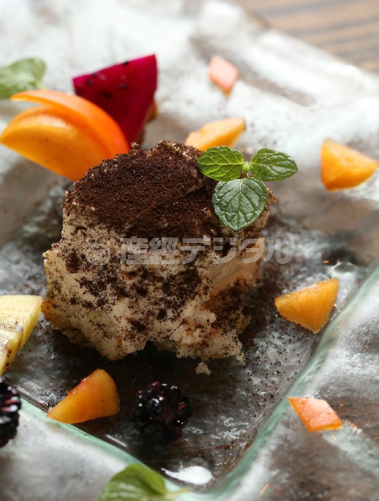 「柿のティラミス」（５００円）はスペインのシェリー酒、ペドロヒメネスを使っており、斬新で上品な味わい…＝２０１４年１２月１９日、京都市中京区（志儀駒貴撮影）