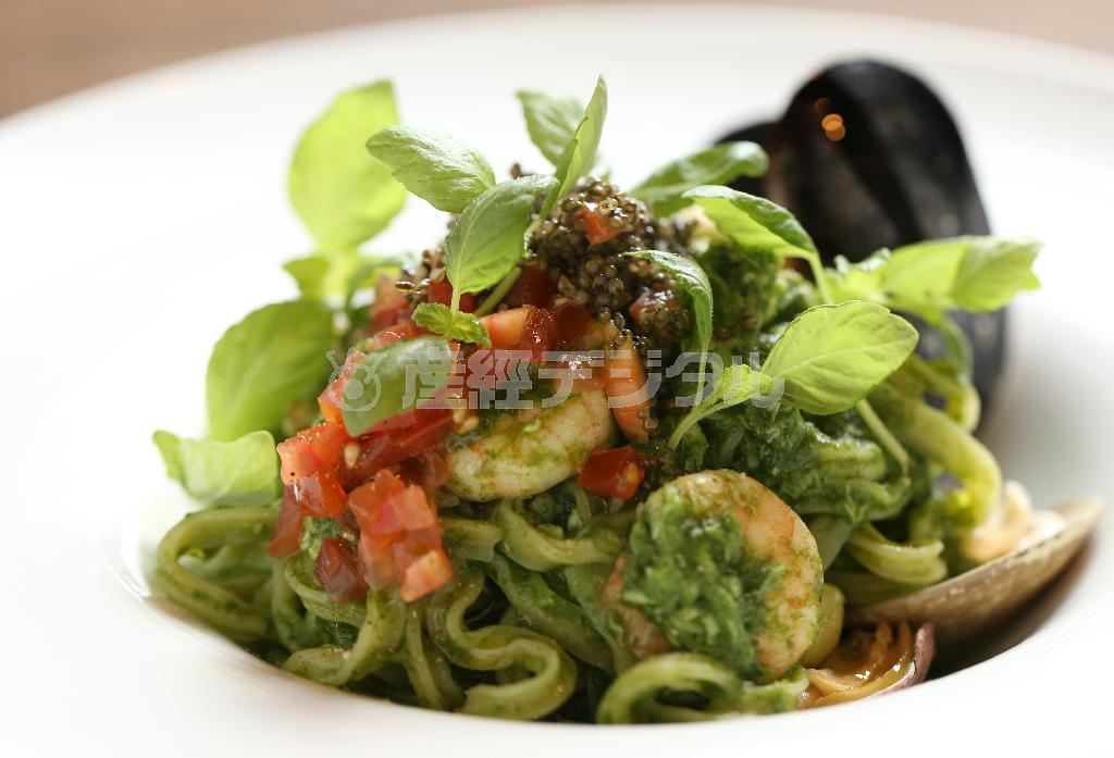 春菊の青さとムール貝やエビとの相性が抜群な「魚貝と春菊のパスタ」（１６００円）＝２０１４年１２月１９日、京都市中京区（志儀駒貴撮影）