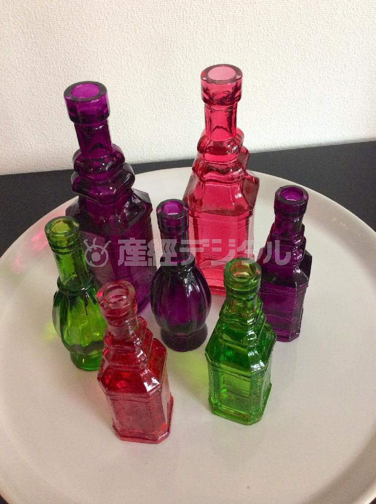 （手順１）トレイに水を入れた７本のミニボトルを、バランスをみて置く＝２０１５年１月１４日（花千代さん提供）