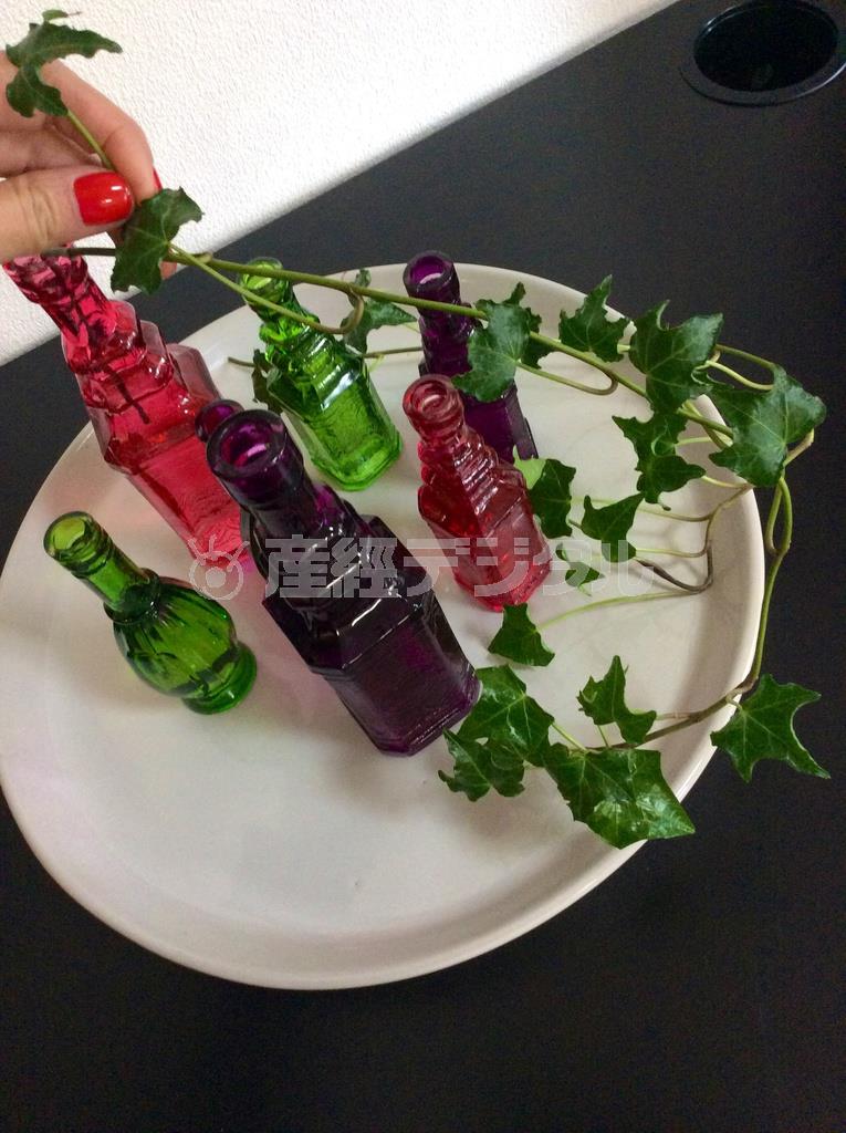 （手順２）アイビーを瓶から垂らして、蔦をトレーの縁にはわせるようにあしらう＝２０１５年１月１４日（花千代さん提供）