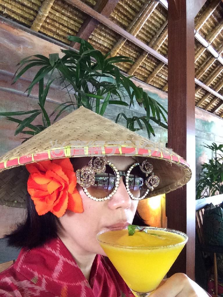 フラワー・アーティストの花千代さん＝インドネシア・バリ島（本人提供）