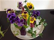 パンジーのダンス＿色ボトルに生けて（Ｆｉｎｉｓｈ！）＝２０１５年１月１４日（花千代さん提供）