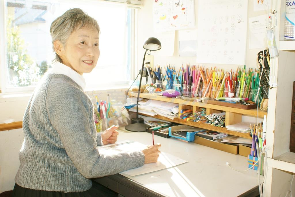 自宅の一角が仕事場。ずらりと並んだ色鉛筆で四季を描く、イラストレーターの望月聖子（きよこ）さん＝２０１５年１月１３日（塩塚夢撮影）