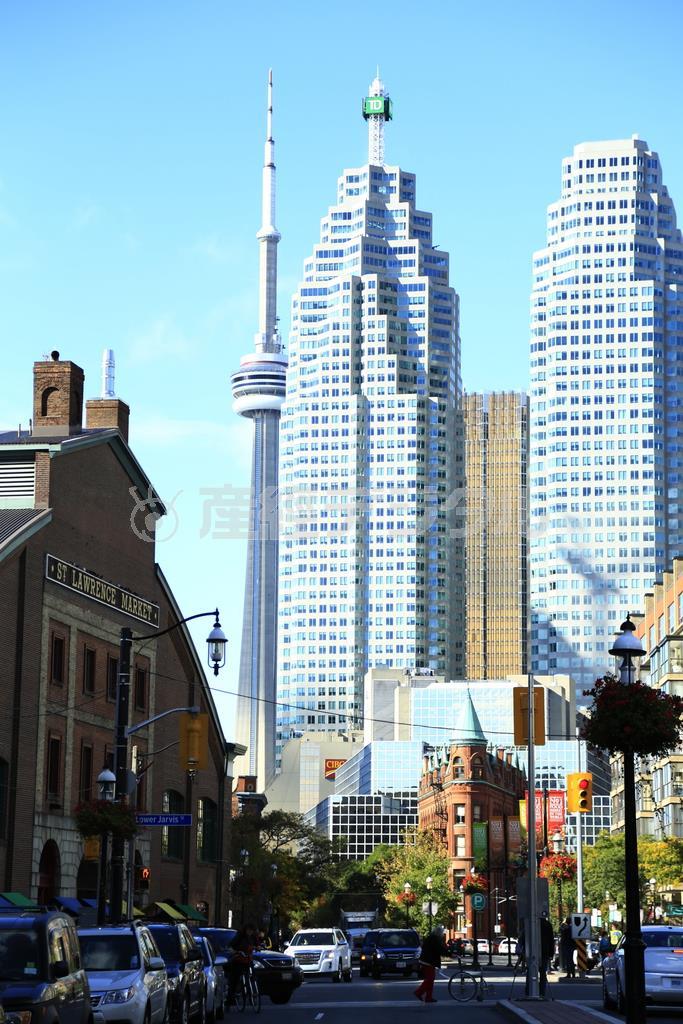 建物を撮る時刻としてベストなのは、やはり朝です。斜めから差し込む光で撮る方が建物の影が真横に入って立体感が出ます＝２０１４年１０月４日、カナダ・オンタリオ州トロント（須藤夕子さん撮影）