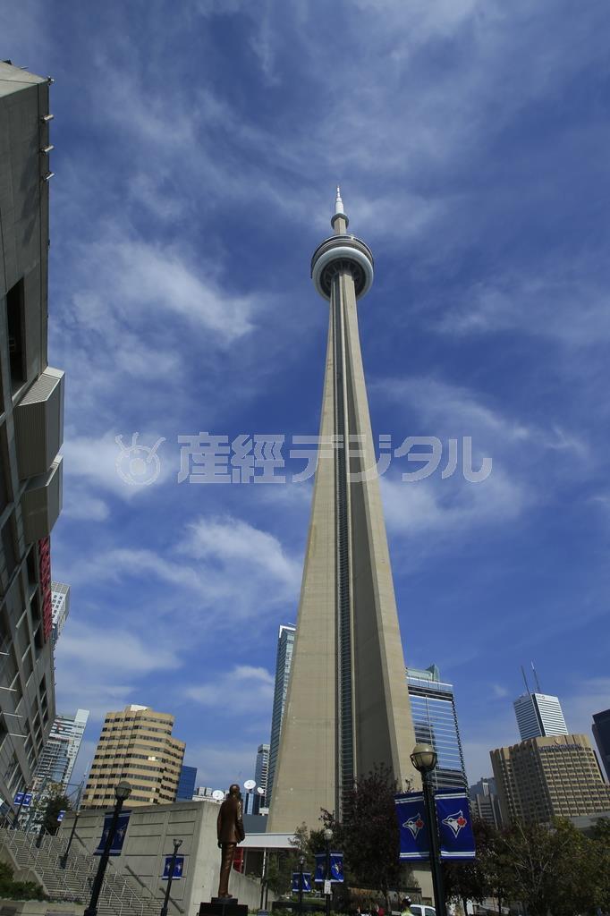 タワーの真下で、垂直を意識しながら撮りました。青空に向かってそびえ立つ大きなタワーだということが分かるようにするためには、周辺のビルを入れて撮ると良いでしょう＝２０１４年１０月４日、カナダ・オンタリオ州トロント（須藤夕子さん撮影）