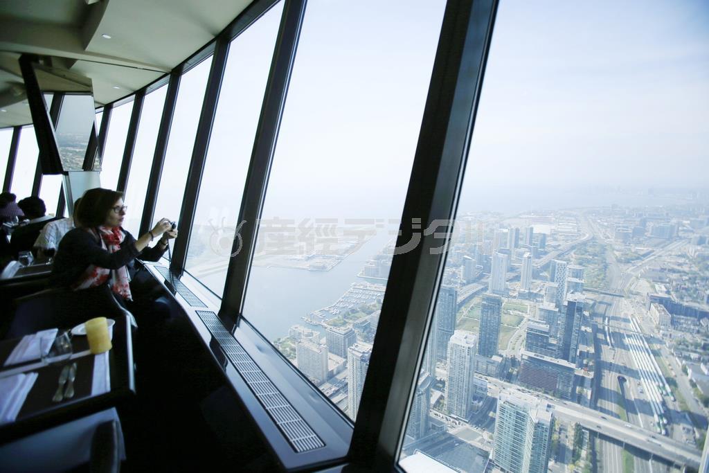 ＣＮタワーの高さおよそ３４０メートルに位置する回転レストランから撮った写真です。３６０度一周を６０分で回転し、景色を見ながらご飯を食べられます＝２０１４年１０月４日、カナダ・オンタリオ州トロント（須藤夕子さん撮影）