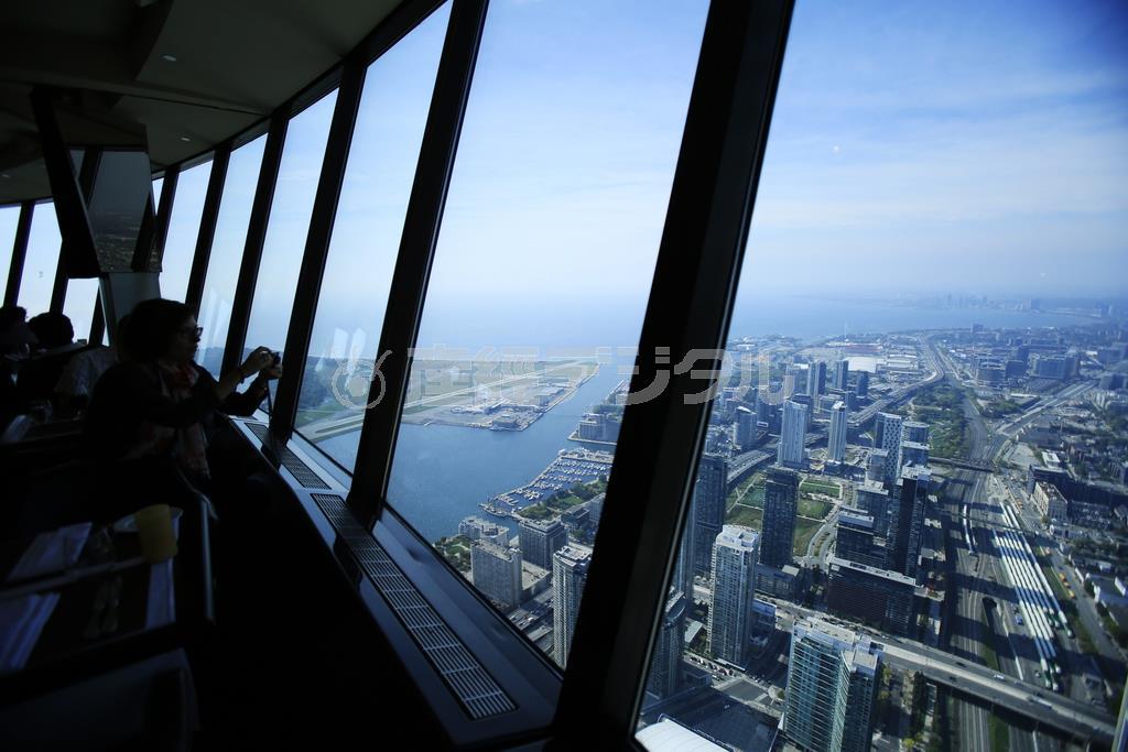 手前の窓枠と人物をシルエットにしました。こうするとドラマチックで、写真を見る人は景色の方をしっかり見ようとしますよね＝２０１４年１０月４日、カナダ・オンタリオ州トロント（須藤夕子さん撮影）