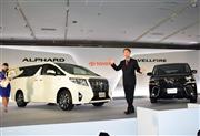 新型アルファード（左）とヴェルファイア＝２６日、東京都江東区（田邉裕晶撮影）