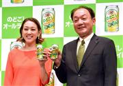 ２７日発売の「のどごしオールライト」を紹介するキリンビールの布施孝之社長（右）とＣＭに出演するタレントのＳＨＥＬＬＹささん＝２６日、東京都港区