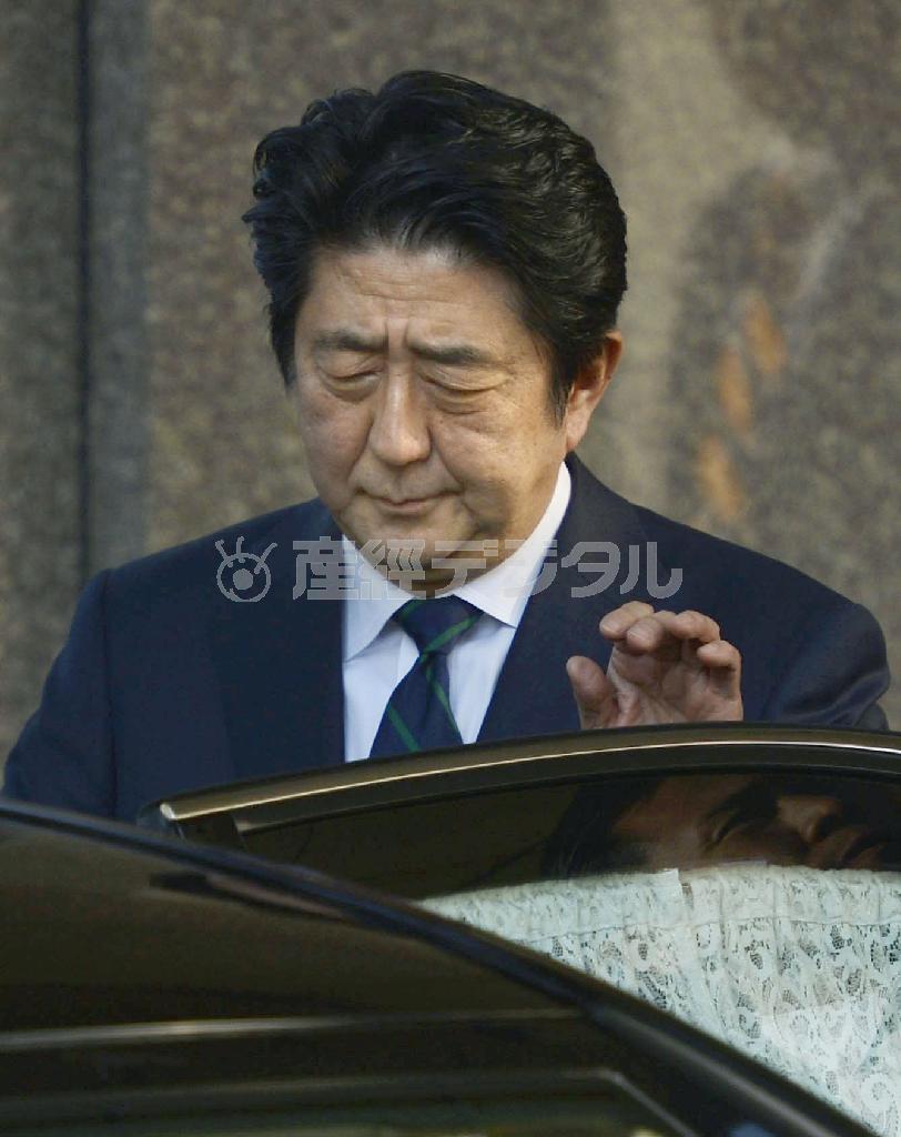 ＮＨＫ番組の出演を終え車に乗り込む安倍晋三（しんぞう）首相。番組内で首相は、湯川遥菜（はるな）さんの殺害場面とする画像について「信憑性は高いと言わざるを得ない」と語った＝２０１５年１月２５日、東京都千代田区（共同）